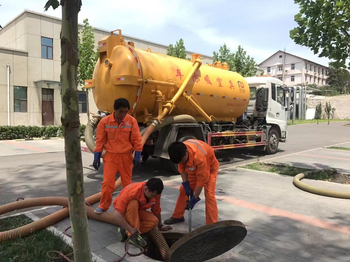 松山湖管道疏通车停在窨井附近