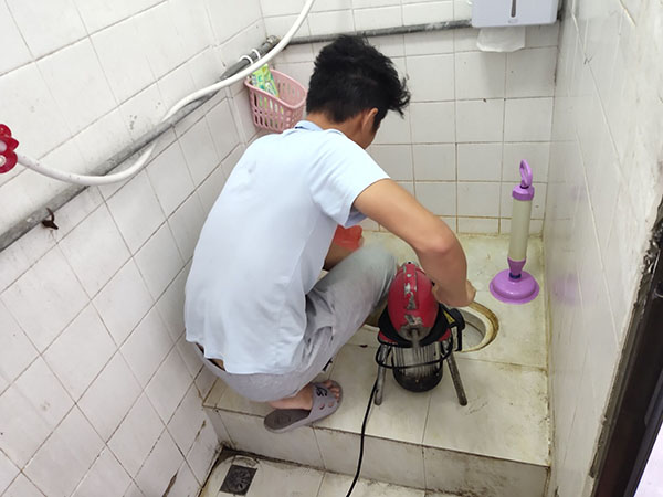 松山湖肥皂掉到马桶里把马桶堵住了怎么办？马桶堵住了怎么办