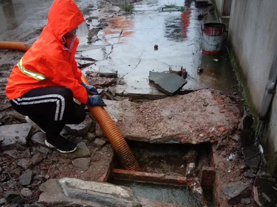 松山湖专业清理污水池 炜誉市政以规范流程守护城市 “肠道”