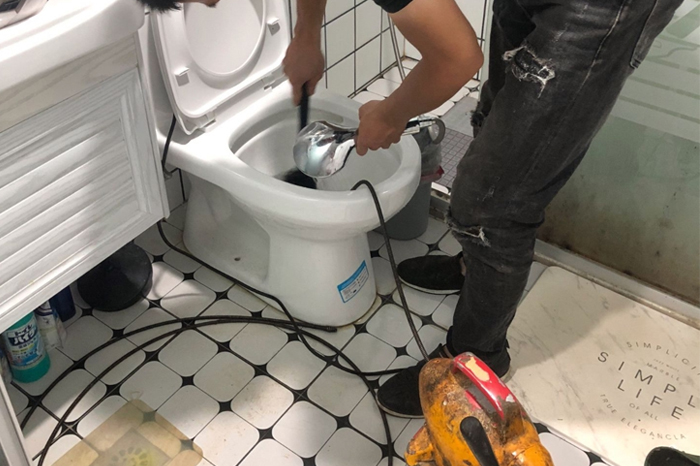 松山湖马桶堵塞自己疏通还是找师傅?专业上门服务让你省时更省心